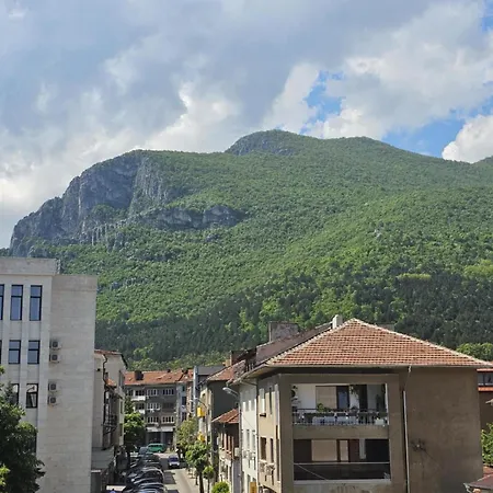 за гости никиа в центъра с изглед към врачанския балкан Nikia Cityscape & Mountain Escape Apartamento Vratsa