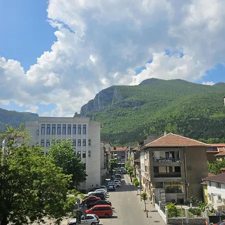 за гости никиа в центъра с изглед към врачанския балкан Nikia Cityscape & Mountain Escape Vratsa