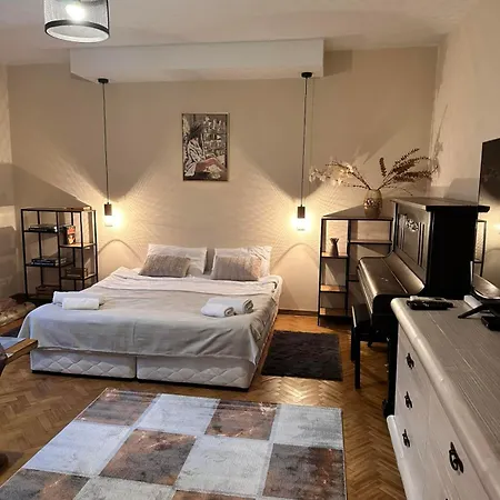 за гости никиа в центъра с изглед към врачанския балкан Nikia Cityscape & Mountain Escape Vratsa