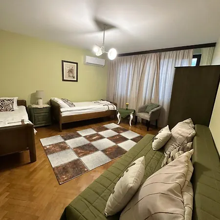 за гости никиа в центъра с изглед към врачанския балкан Nikia Cityscape & Mountain Escape *