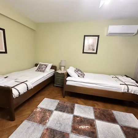 за гости никиа в центъра с изглед към врачанския балкан Nikia Cityscape & Mountain Escape Vratsa